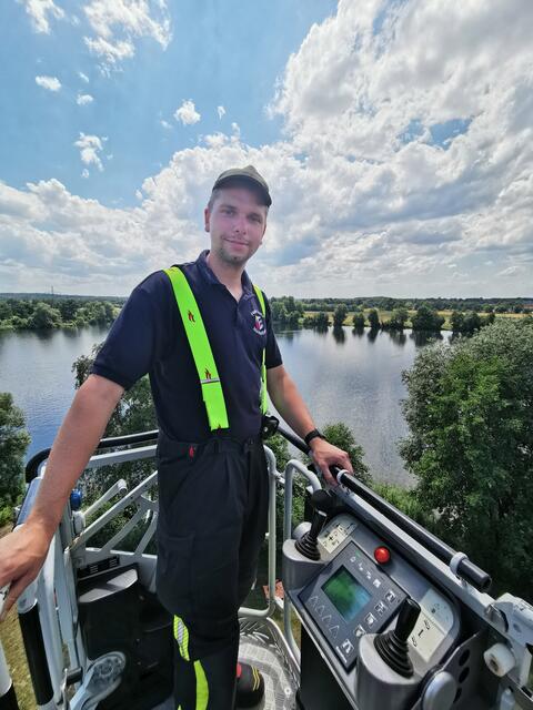 Hauptfeuerwehrmann Marcel Lindackers war für die Freiwillige Feuerwehr Meckelfeld mit der Drehleiter vor Ort. 
Die Drehleiter kann auf eine Höhe von bis zu 30 Metern ausgefahren werden und wird sowohl zur Menschenrettung als auch zur Brandbekämpfung eingesetzt
