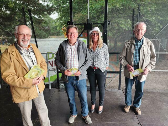 Wurden für die Erstellung einer Bilderwand geehrt (v. li.): Hans-Diter Oldeland, Peter Lühr, Corinna Weinroth und Helmut Brandt | Foto: thl