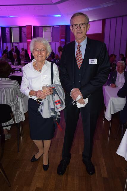 Ratsmitglied Fritz Becker mit seiner Schwiegermutter Erika Meyer-Sahling, Ehefrau des früheren Bürgermeisters von Alt-Emmelndorf, Hans Meyer-Sahling | Foto: ts
