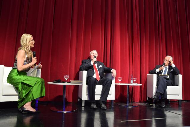 Moderatorin Antje-Diller-Wolff im Gespräch mit Prof. Dr. Jens-Rainer Ahrens (Mitte, früherer Abgeordneter des Niedersächsischen Landtags) und Hans Joachim Röhrs (Gemeindedirektor 1972 - 1978) | Foto: ts
