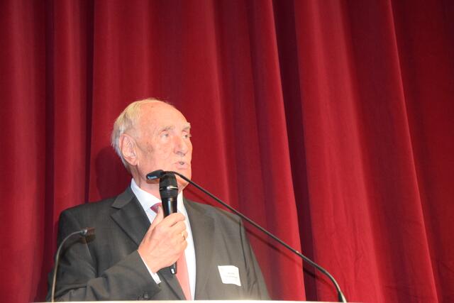 Seevetals früherer Bürgermeister Rainer Timmermann (1997 bis 2005) erinnert in seiner Rede an die Gründung der Gemeinde Seevetal im Jahr 1972 | Foto: ts