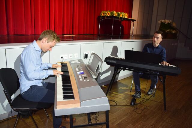 Das Duo Lukas &amp; Lukas unterhält das Publikum mit Musik | Foto: ts