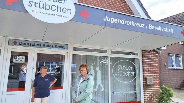 Christa Bischoff (li.) und Annegret Bösch vor dem "Haus der Begegnung" | Foto: ig