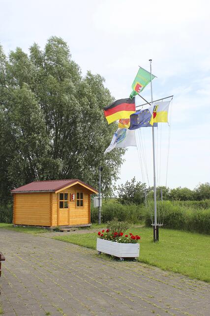 Bunte Fahnen am Anleger | Foto: sb