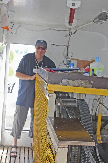 Fährmann Burkhard Ziemens im Führerhaus der Fähre | Foto: sb