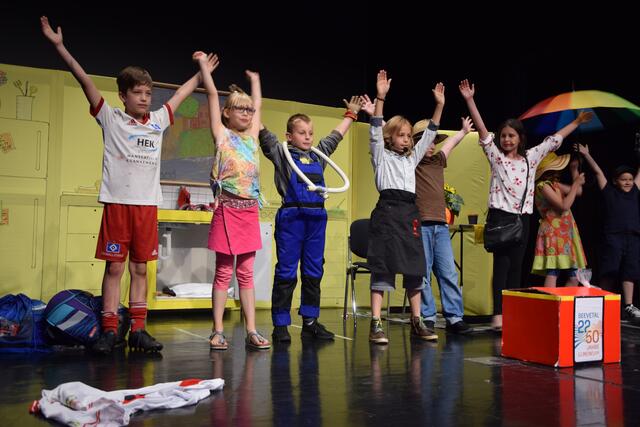 Schüler der Grundschule Fleestedt führen in einer exklusiven Preview eine Szene aus dem Musical "Der kleine Seevetag" auf | Foto: ts