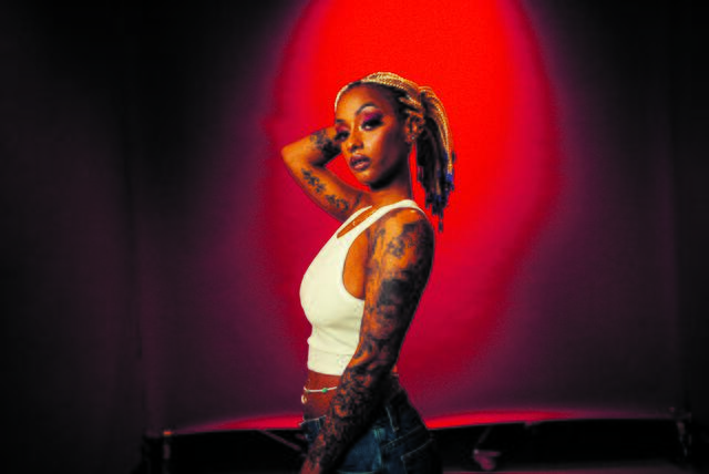 Nura trat u.a. in der TV-Show „Sing meinen Song“ auf  | Foto: Chris Schwarz