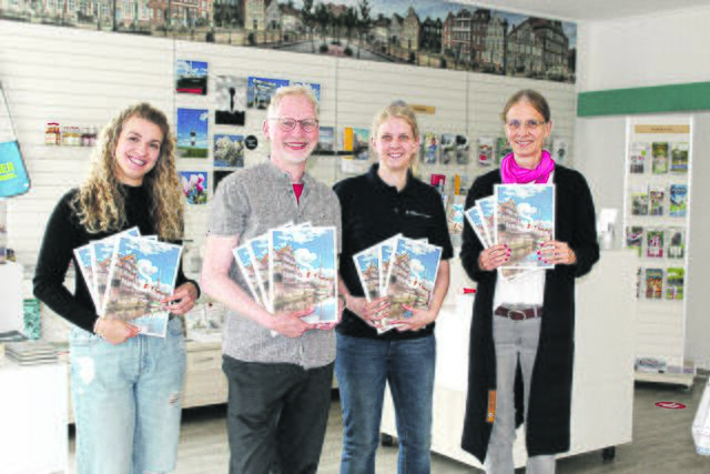 Sind stolz auf das neue Magazin (v.li.): Kiana Chorengel, Frank Tinnemeyer, Lisanna Wagner und Andrea Sass | Foto: sb