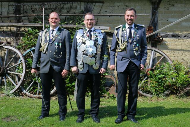 Der König Steven Kehn (Mitte) mit seinen Adjutanten Claas Dinse (li.) und Christian Löll | Foto: Steven Kehn
