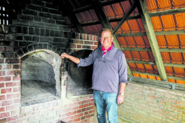 Rolf Deters am Backofen | Foto: sb