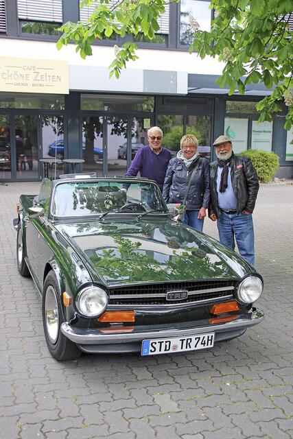Erster Vorsitzender des CCN Claus Bredehöft (li.) sowie das Ehepaar Marlies und Horst Otto aus Buxtehude, die mit ihrem Triumph TR6, aus dem Baujahr 1973 an der Rallye teilnehmen | Foto: pm