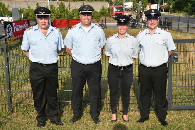 Gratulation zur Ehrung: Gemeindejugendwart Marco Riebesell (v. li.), Stellvertreter Sven Blechner, Garlstorfs Jugendwartin Kimberly Kornack und der Salzhäuser Jugendfeuerwehr-Betreuer Marco Pauli | Foto: Mathias Wille