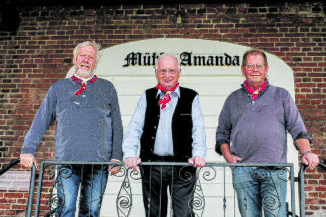 Engagiert im Mühlenverein (v.li.): Kurt Laut, Rolf Schulze und Rolf Deters | Foto: sb