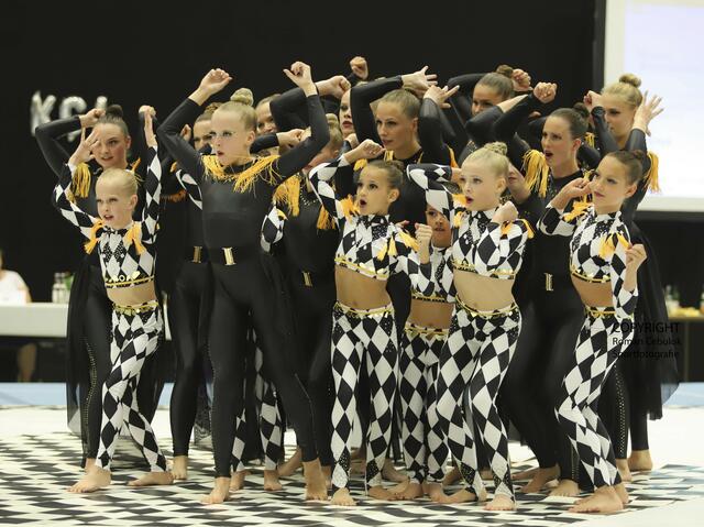 Die Akrobatikgruppe von der SG Schwarz-Weiss Oldenburg begeisterte mit einer Show-Einlage | Foto: cc