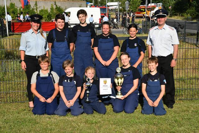 Die siegreiche Gruppe 3 der Jugendfeuerwehr Garlstorf mit Jugendwartin Kimberly Kornack und Ortsbrandmeister Norbert Petersen | Foto: Mathias Wille