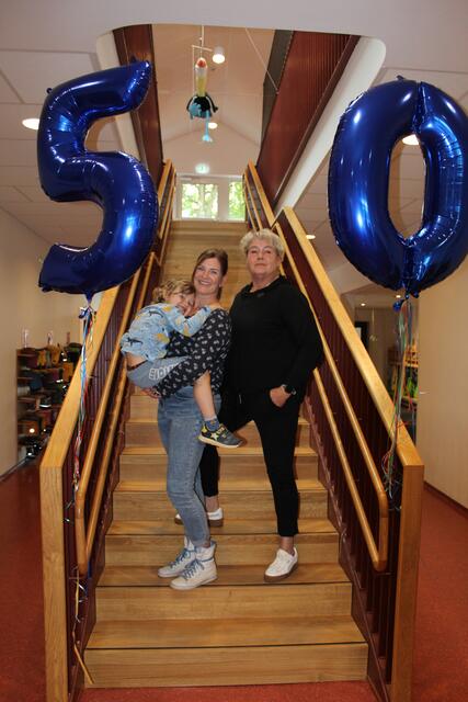 Drei Generationen der Kinderwelt (v.re.): Erzieherin Renate Prochnow, Mutter und ehemaliges Kinderwelt-Kind Nina Fehse mit ihrem Sohn Lias | Foto: pm