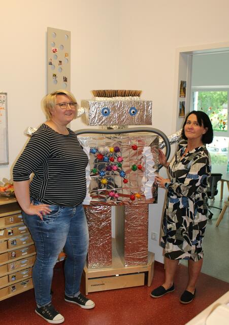 Stellvertretende Leiterin Nicole Koitzsch-Gilberg (li.) und Kinderwelt Leitung Jana Sauerbrei mit "Bobo" dem Roboter, den die "Umix"-Gruppe in ihrer Projektarbeit bastelte | Foto: pm