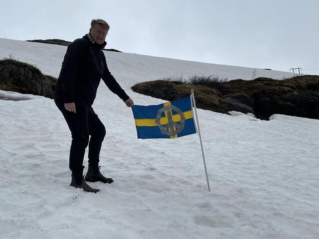 Dirk Schellstede hisst am Svartisen-Gletscher in Norwegen knapp oberhalb des Polarkreises eine Flagge mit dem Friedenszeichen | Foto: Team 007