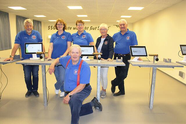 Freude über den digitalen Schießstand (v.li.): Hans-Martin Bockelmann, Meike Sauermann, Heide Holsten, Irene Bockelmann, Reiner Klintworth und Henry Dankers (vorne) | Foto: sb