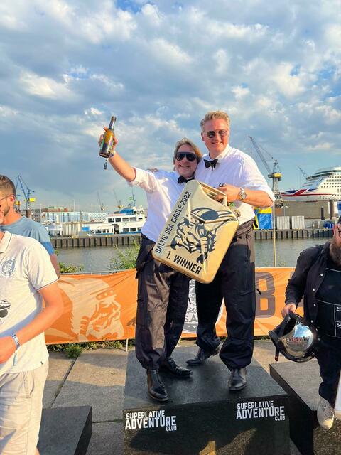 Die Gewinner der Wohltätigkeits-Rallye Baltic Sea Circle 2022, Reinhard Crasemann (li.) und Dirk Schellstede, bei der Siegerehrung in Hamburg | Foto: Team007