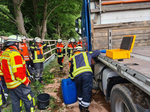 Die Feuerwehren aus Meckelfeld und Maschen waren bei diesem Lkw-Unfall in Meckelfeld im Einsatz und verhinderten einen noch größeren Umweltschaden | Foto: Feuerwehr Seevetal