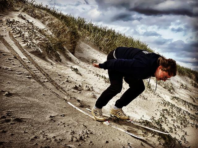 Bei der Rallye zu bewältigende Aufgabe: Reinhard Crasemann fährt am Strand Ski | Foto: Team 007