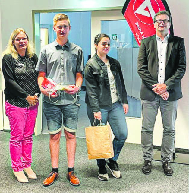 Gewinnübergabe mit (v.li.): Dr. Anja Wode (Jobcenter Stade), Johannes Martens, Patil Astorian und Lars Spieker (Agentur für Arbeit Stade) | Foto: Agentur für Arbeit Stade