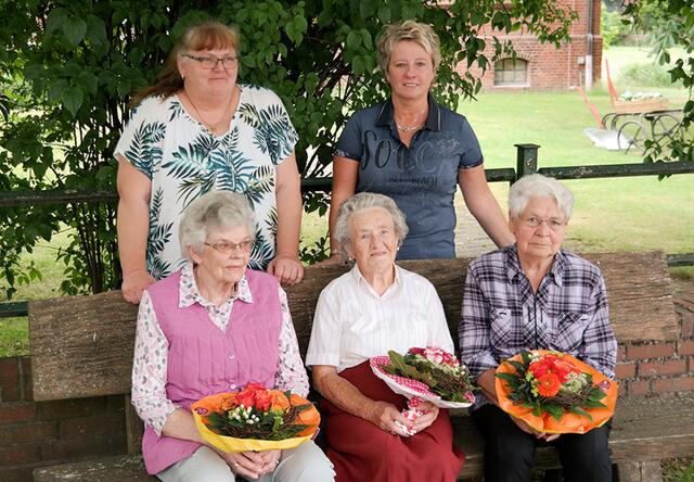 Geehrte und Gratulanten (oben v. li.): Birgit Thieme, Sabine Peters; (unten v. li.): Gertrud Tödter, Alma Kruse, Traude Jans | Foto: DRK-Ortsverein Pattensen/Bahlburg