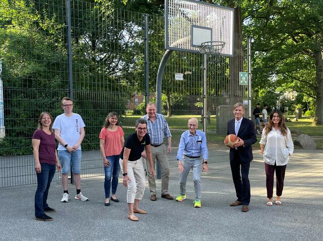 Beim ersten Unterstützertreffen: (v. li.) Sarah Teichmann (städtisches Organisationsteam für die Host Town Buchholz), Paul Paulsen (Ideengeber für die Host-Town-Bewerbung von Buchholz, selbst früherer Teilnehmer an den Special Olympics), Christina Peters (Freiwilligenagentur f.e.e., Frauke Peterson-Hanson (Buchholz Marketing), Thomas Winkelmann (Leiendecker-Stiftung), Arno Reglitzky (Blau Weiss), Bürgermeister Jan-Hendrik Röhse und Karin Aygün (städtisches Organisationsteam für die Host Town Buchholz)  | Foto: Stadt Buchholz
