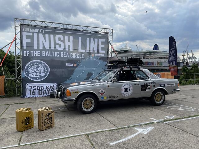 Das Fahrzeug der Baltic-Sea-Circle-Gewinner am Ziel in Hamburg: ein mehr als 40 Jahre alter Mercedes W123  | Foto: Team 007