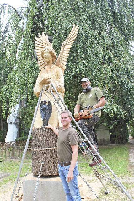 Arne Grothmann (vorne) und Michael Knüdel mit dem fünf Meter hohen Trostengel und seiner deutlich kleineren Vorlage | Foto: sb