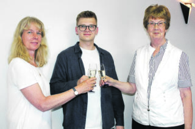 Die strahlenden Gewinner: Andrea Lukaß aus Asendorf (v. li.), Tobias Stage aus Hollenstedt und Uta Resemann aus Winsen stoßen auf das WOCHENBLATT-Jubiläumsquiz an und strahlen vor Freude um die Wette