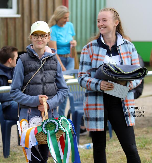 Henny Seifert (li.) und Valerie Wendel hatten als Schleifen-Mädchen bei den Siegerehrungen alle Hände voll zu tun | Foto: cc