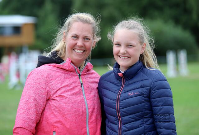 Die 13-jährige Nachwuchsreiterin Mariella Aldag aus Tostedt mit ihrer stolzen Mutti Mareike | Foto: cc