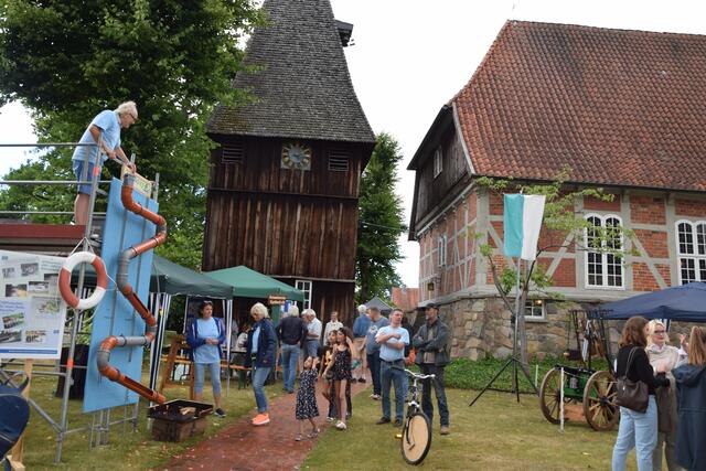 Bei der 50-Jahr-Feier der Gemeinde Egestorf präsentieren sich Vereine  (links: Aquadies und Heimatverein) vor der Kirche | Foto: ts