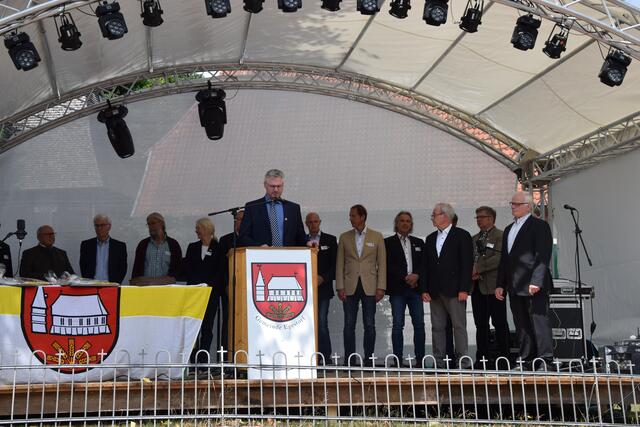 Zur Verleihung der Ehrenbürgerwürde  an Erhard Lipke und Walter Kruse (rechts) sind die Mitglieder des Gemeinderats Egestorf auf der Bühne erschienen | Foto: ts