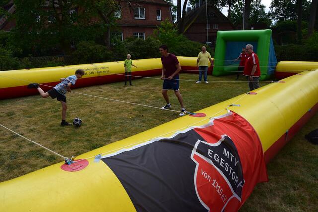 In einer Hüpfburg zog der MTV Egestorf ein lebendes Tischfußballspiel auf | Foto: ts