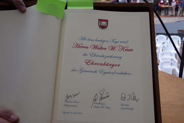 Eintrag von Ehrenbürger Walter Kruse in das Hölzerne Buch der Gemeinde Egestorf | Foto: ts