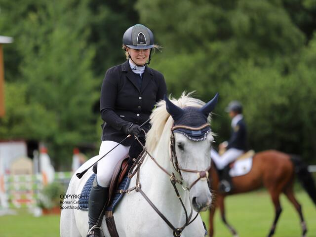Carolin Förster (RCL Rotenburg) gewann mit "Celisto" die Springprüfung der Ein-Sterne-M | Foto: cc