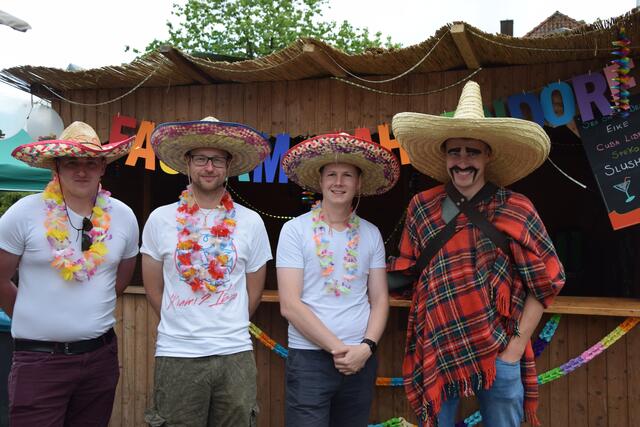 Vor der Bar des Faslamsclubs Sahrendorf trug man Sombrero | Foto: ts