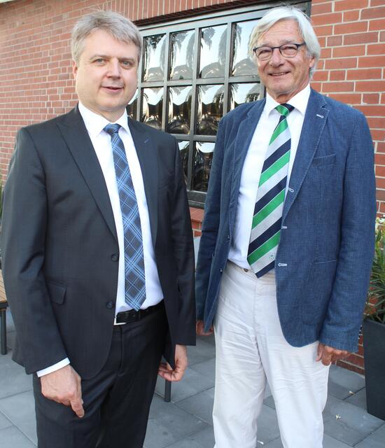 Auch Rainer Maaß, erster Samtgemeinderat
von 1990 bis 2005, (re.) war der Einladung von
Dr. Peter Dörsam gefolgt | Foto: Samtgemeinde Tostedt