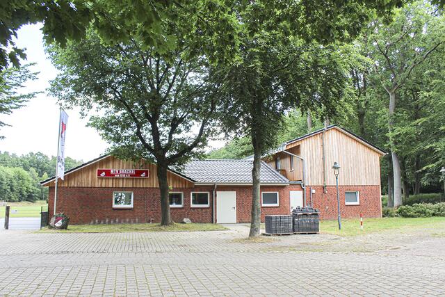 Auch die rückwärtige Fassade wurde mit Holzelementen aufgelockert Foto: as