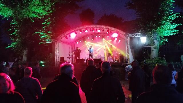 Mit Livemusik auf der großen Bühne verwandelte sich der Kirchenvorplatz in eine riesige Tanzfläche | Foto: Gemeinde Egestorf