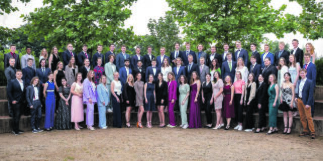 Die Salzhäuser Gymnasiasten freuen sich über ihren Schulabschluss | Foto: Christina Opeldus