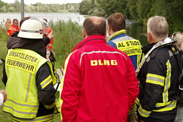 Ein Großaufgebot an Rettern war am Kreidesee im Einsatz | Foto: Rolf Hillyer-Funke