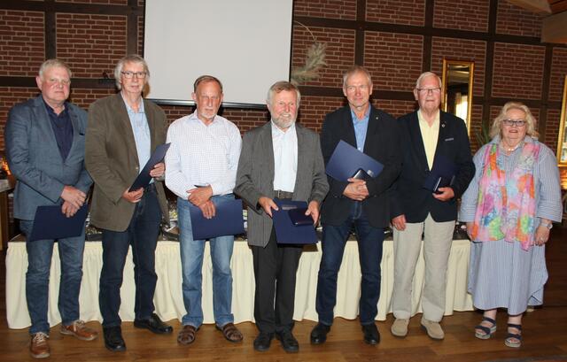 Für 30 Jahre Ratsarbeit wurden Hans-Hermann
Baden (v. li.), Reinhard Riepshoff, Bernhard
Riebesell, Ernst Riebandt, Gerd Schröder und Uwe
Baden von Angelika Tumuschat-Bruhn geehrt | Foto: Samtgemeinde Tostedt
