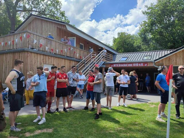 Viele Egestorfer nutzten die Gelegenheit und schauten sich bei der Einweihungsfeier das neue Vereinsheim an | Foto: MTV Brackel