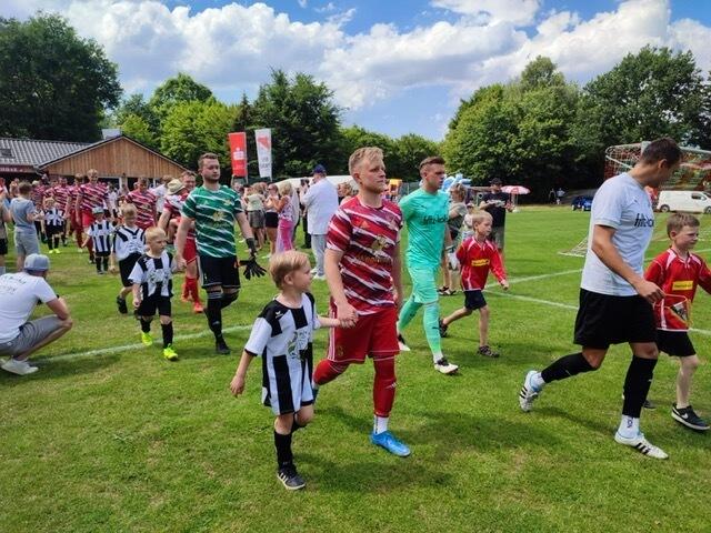 Anlässlich der Eröffnung hat der MTV Brackel das Team von Altona 93 zum Freundschaftsspiel eingeladen | Foto: MTV Brackel