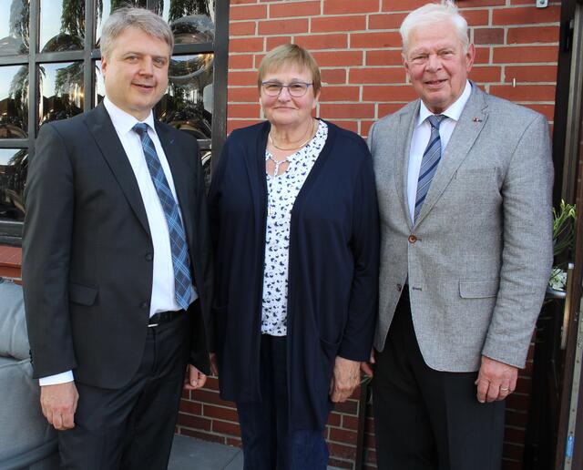 Marianne Klose und Dieter Weis (re.)
erzählen Dr. Peter Dörsam Anekdoten von früher | Foto: Samtgemeinde Tostedt
