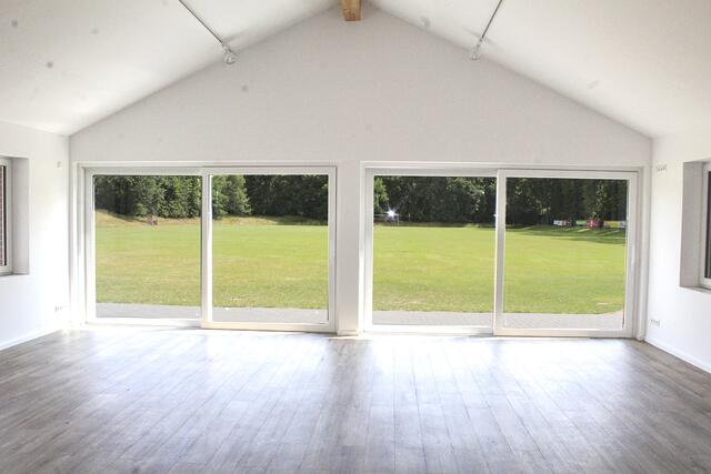 Durch die bodentiefen Panoramafenster dringt viel Licht in den Multifunktionsraum